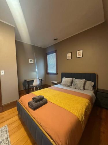 -No42- Elegant Room in a House - 20 min Drive to Downtown & 10 min walk to Commuter Rail at Newton B in Newton (Massachusetts)