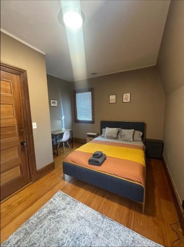 -No42- Elegant Room in a House - 20 min Drive to Downtown & 10 min walk to Commuter Rail at Newton B in Newton (Massachusetts)