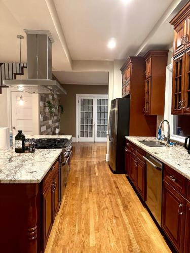 -No42- Elegant Room in a House - 20 min Drive to Downtown & 10 min walk to Commuter Rail at Newton B in Newton (Massachusetts)