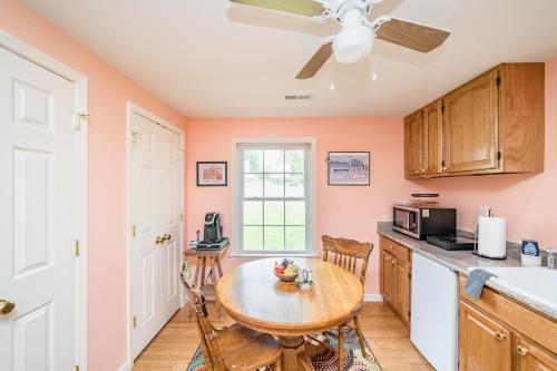 New Kid in Town - King Bed & Sofa Bed - Sleeps 2-4 in Lynchburg, USA