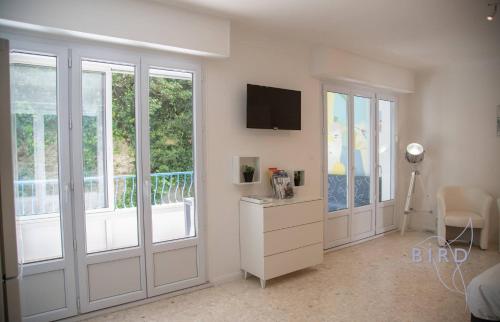 Spacious studio 4 minutes walk from the Beaches - image 4