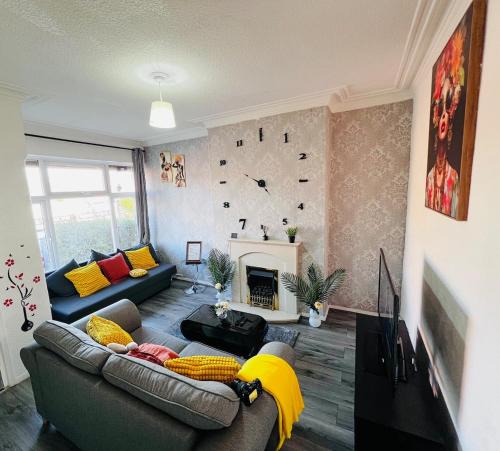 4 Bedroom House Sleeps 8 Free Parking & WiFi gîte à louer Elland Road