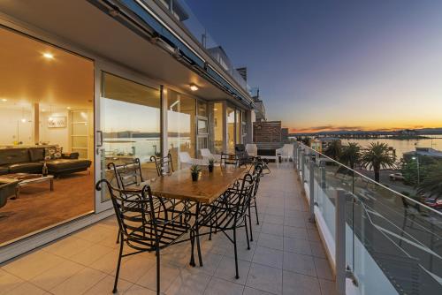 Oceanfront Apartment at Latitude 41 – khách sạn tại Stepneyville