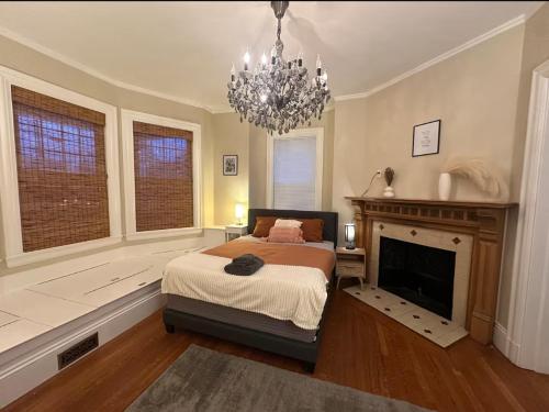 -No41- Elegant Spacious Room in a House - 20 min Drive to Downtown & 10 min walk to Commuter Rail at in Newton (Massachusetts)