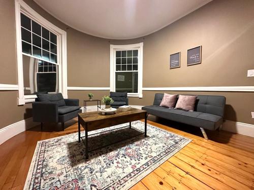 -No41- Elegant Spacious Room in a House - 20 min Drive to Downtown & 10 min walk to Commuter Rail at in Newton (Massachusetts)