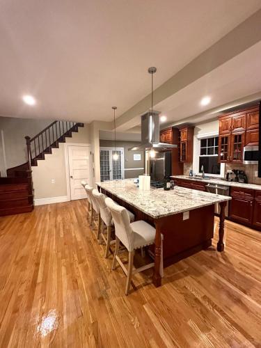 -No41- Elegant Spacious Room in a House - 20 min Drive to Downtown & 10 min walk to Commuter Rail at in Newton (Massachusetts)