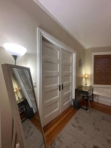 -No41- Elegant Spacious Room in a House - 20 min Drive to Downtown & 10 min walk to Commuter Rail at in Newton (Massachusetts)