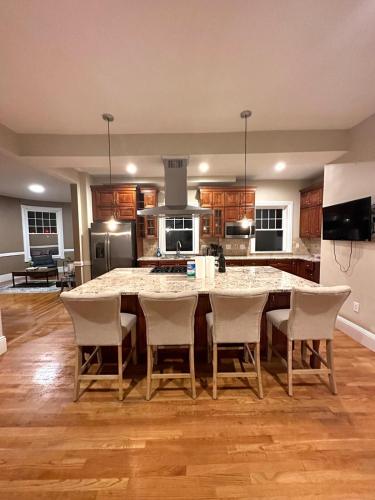 -No41- Elegant Spacious Room in a House - 20 min Drive to Downtown & 10 min walk to Commuter Rail at in Newton (Massachusetts)