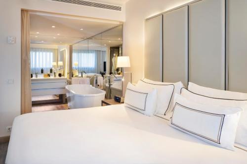 room detail thumbnail 1