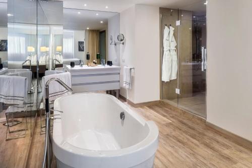 room detail thumbnail 2