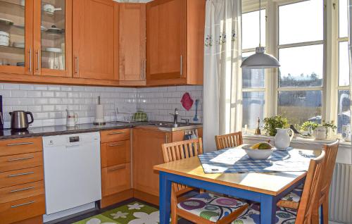 Kitchen, Cozy Home In Brantevik With House Sea View in Viarp