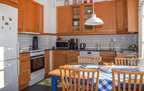 Kitchen, Cozy Home In Brantevik With House Sea View in Viarp