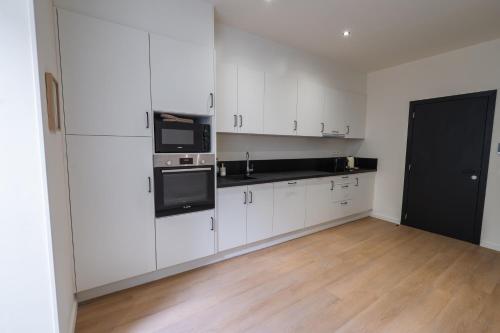 Konyha, Private Rooms in Shared 6BR Aprt, with WiFi near City Center in Gent