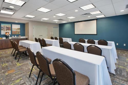 Hampton Inn and Suites St. Cloud - image 20