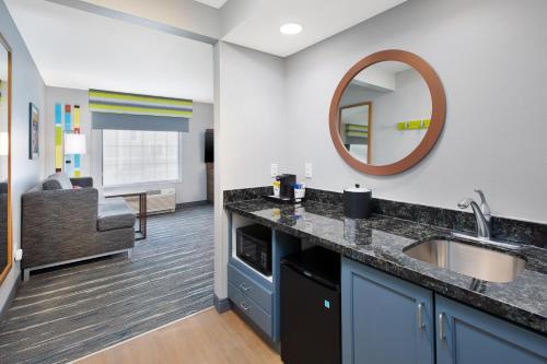 Hampton Inn and Suites St. Cloud - image 42