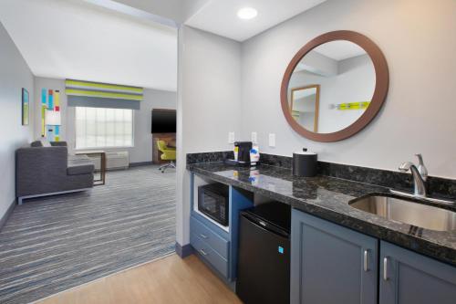 Hampton Inn and Suites St. Cloud - image 23