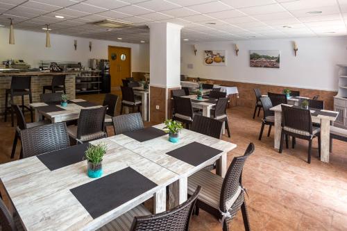Hostal Es Pi - Emar Hotels – Playa Mitjorn, NJ