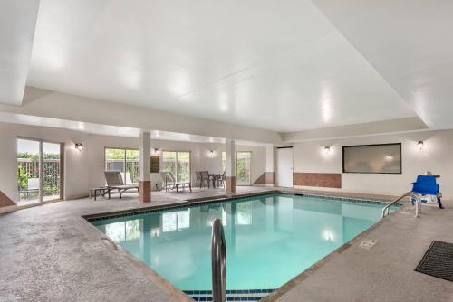 مسبح, كومفورت إن آند سويتس (Comfort Inn and Suites) in Suwanee