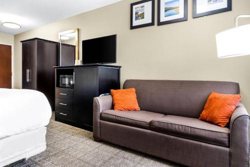 Comfort Inn East Evansville - image 41