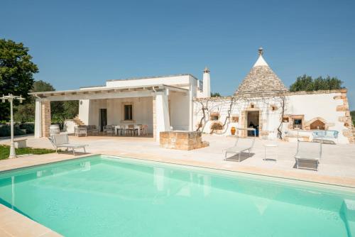 Trullo Vignaiolo with Private Pool in Ostuni