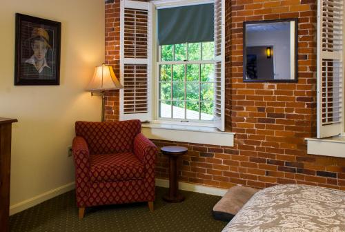 85436535 The Common Man Inn & Restaurant