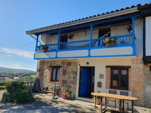 Traditional Casa Azul with Mountain View in La Cavada