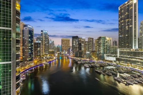 FIRST CLASS 2BR Breathtaking Marina Views – khách sạn tại Madinat Zayid