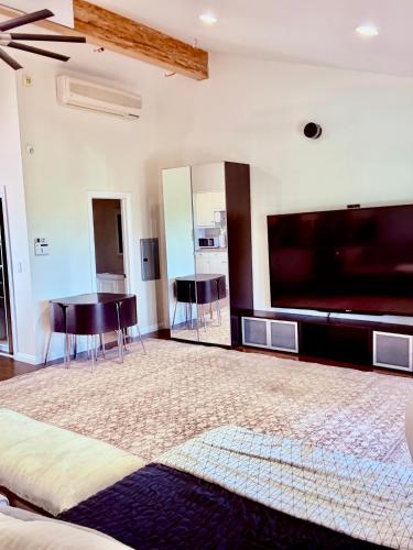 StudioADUGuestHouseVacationRental Pool View Private Gated Estate Female Short-LongTerm Un-Furnished Encino Hills 405-101 off Sepulveda Sherman Oaks Border in Los Angeles, USA