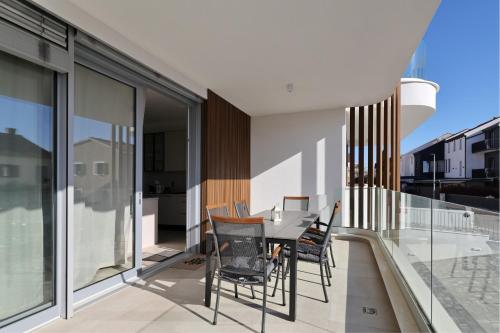 Oliver 2BR apartment with parking place - image 3