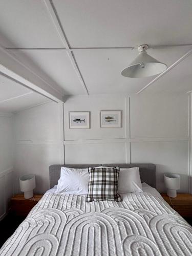 Pine Cottage in Dennes Point