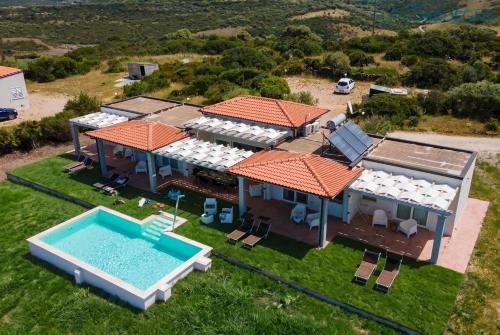 Exterior view, Alghero Villa Carrabufas villa con piscina vista mare per 10 persone in Caragol