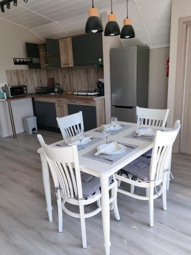 주방, Sunny House Loutraki  is a loft studio with views of the bay on the top floor ☀️🌿 in 코린토스