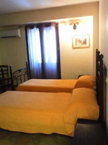2 twin beds