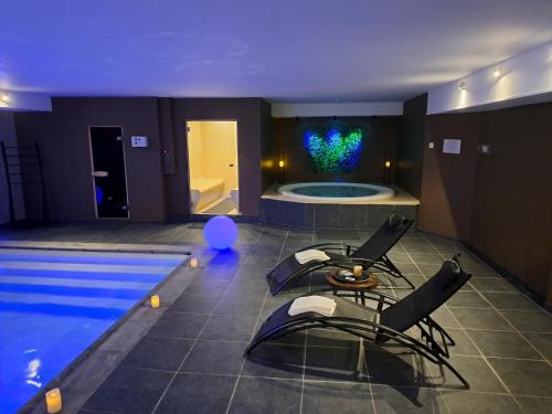 Pezsgőfürdő, Suites et Wellness des Champs-Elysées (Suites et Wellness des Champs-Elysees) in Ciney