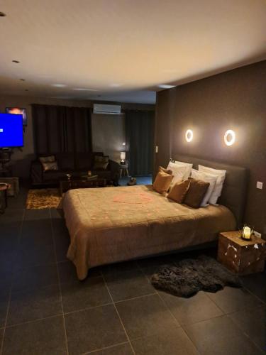 Suites et Wellness des Champs-Elysées (Suites et Wellness des Champs-Elysees) in Ciney