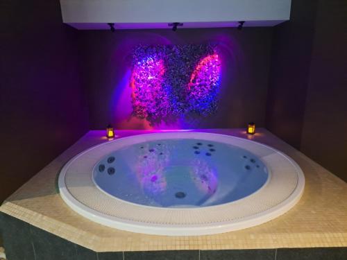 Pezsgőfürdő, Suites et Wellness des Champs-Elysées (Suites et Wellness des Champs-Elysees) in Ciney