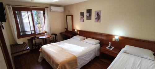1 queen bed, 2 twin beds