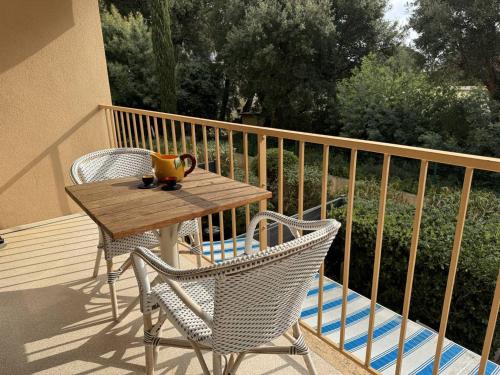 Appartement T2 climatisé avec balcon, WiFi et parking près du centre de Cavalaire-sur-Mer - FR-1-100-180
