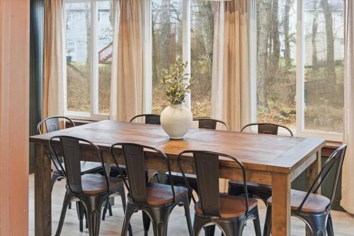 Seadmed, Designer Cozy with Hot Tub, Fire Pit & Game Room! in Tobyhanna Township (PA)