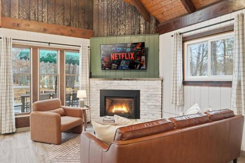 Seadmed, Designer Cozy with Hot Tub, Fire Pit & Game Room! in Tobyhanna Township (PA)