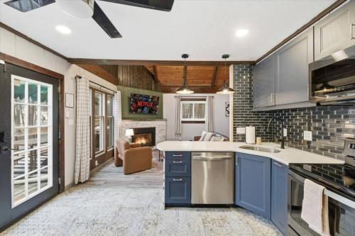 köök, Designer Cozy with Hot Tub, Fire Pit & Game Room! in Tobyhanna Township (PA)