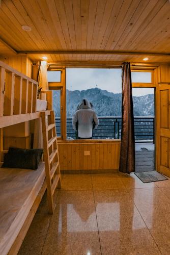 Nesto Stay and Cafe, Shoja Jibhi in Jibhi
