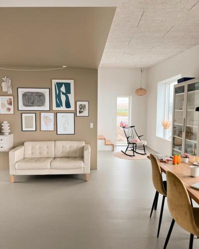 Family Home with Sea View over Tórshavn (Family Home with Sea View over Torshavn) in טורשבן