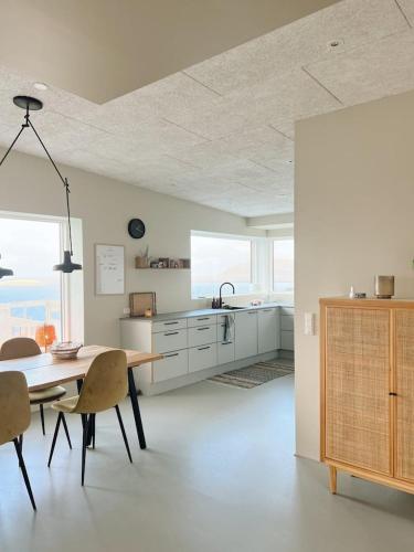 Family Home with Sea View over Tórshavn (Family Home with Sea View over Torshavn) in טורשבן