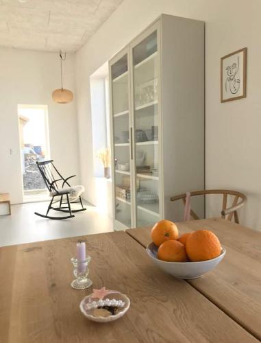 Family Home with Sea View over Tórshavn (Family Home with Sea View over Torshavn) in טורשבן