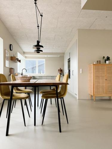 Family Home with Sea View over Tórshavn (Family Home with Sea View over Torshavn) in טורשבן