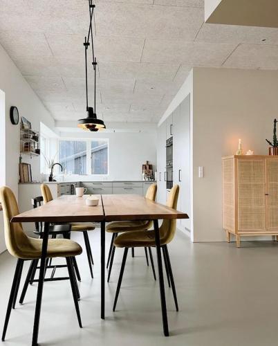 Family Home with Sea View over Tórshavn (Family Home with Sea View over Torshavn) in טורשבן