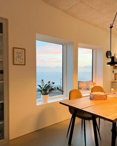 Family Home with Sea View over Tórshavn (Family Home with Sea View over Torshavn) in טורשבן