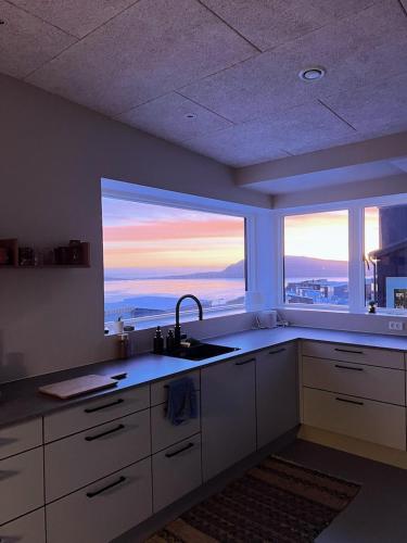 Family Home with Sea View over Tórshavn (Family Home with Sea View over Torshavn) in טורשבן