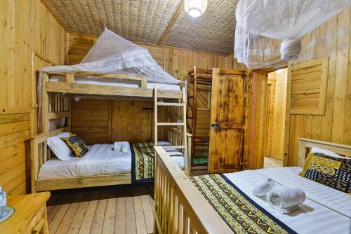 1 double bed, 2 twin beds